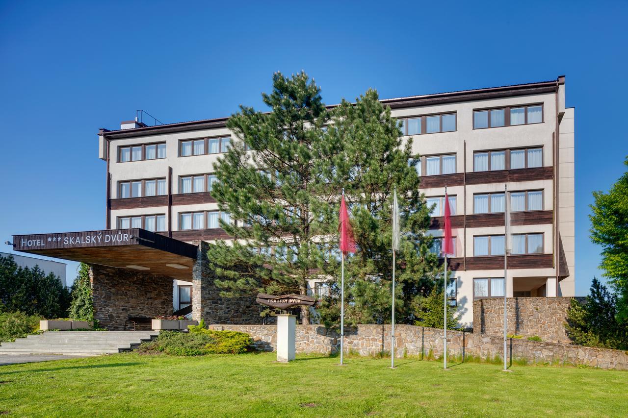 Hotel Skalsky Dvur بيستريس ناد بيرنستينيم المظهر الخارجي الصورة