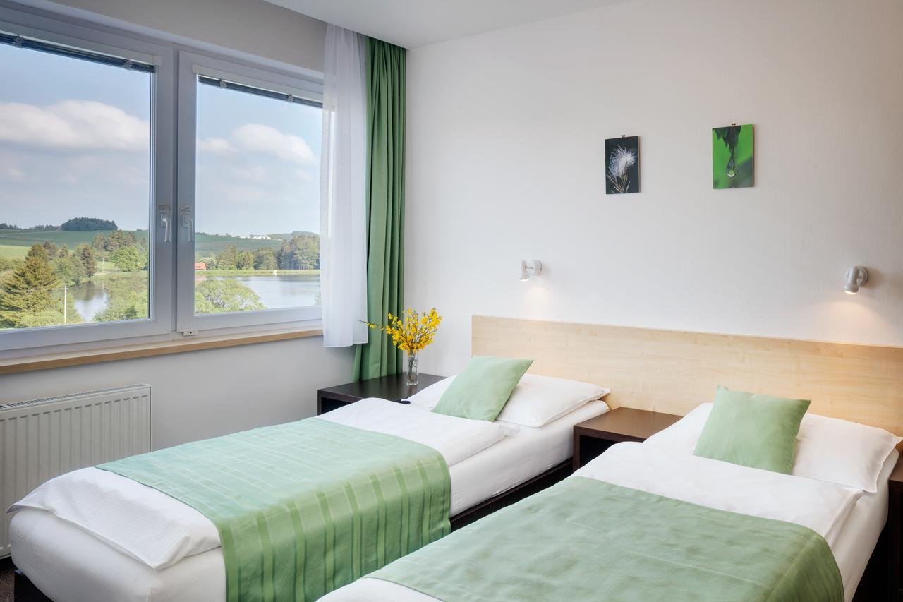 Hotel Skalsky Dvur بيستريس ناد بيرنستينيم المظهر الخارجي الصورة