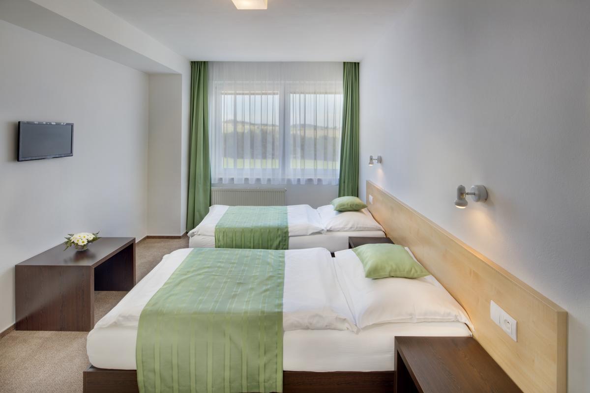 Hotel Skalsky Dvur بيستريس ناد بيرنستينيم المظهر الخارجي الصورة