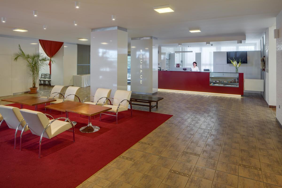 Hotel Skalsky Dvur بيستريس ناد بيرنستينيم المظهر الخارجي الصورة