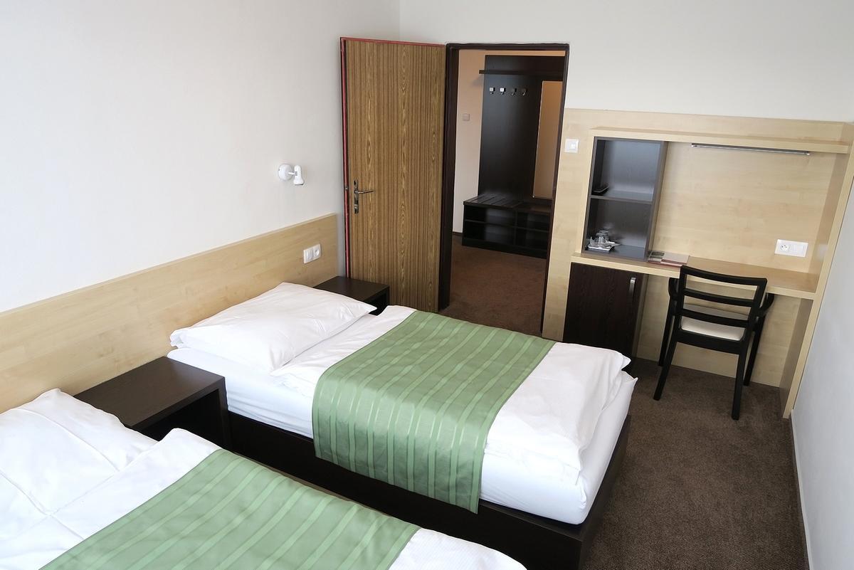 Hotel Skalsky Dvur بيستريس ناد بيرنستينيم المظهر الخارجي الصورة