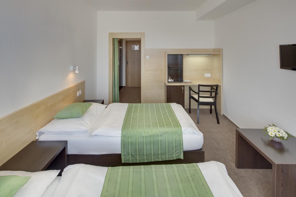 Hotel Skalsky Dvur بيستريس ناد بيرنستينيم المظهر الخارجي الصورة