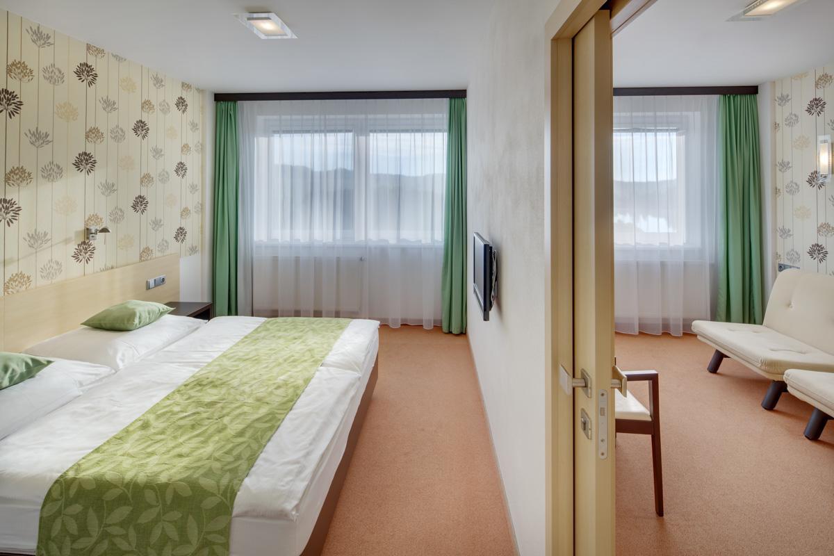 Hotel Skalsky Dvur بيستريس ناد بيرنستينيم المظهر الخارجي الصورة